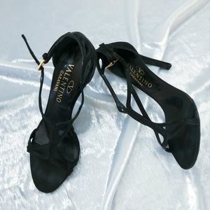 ❌SOLD❌Vintage Valentino t strap black heels 36.5